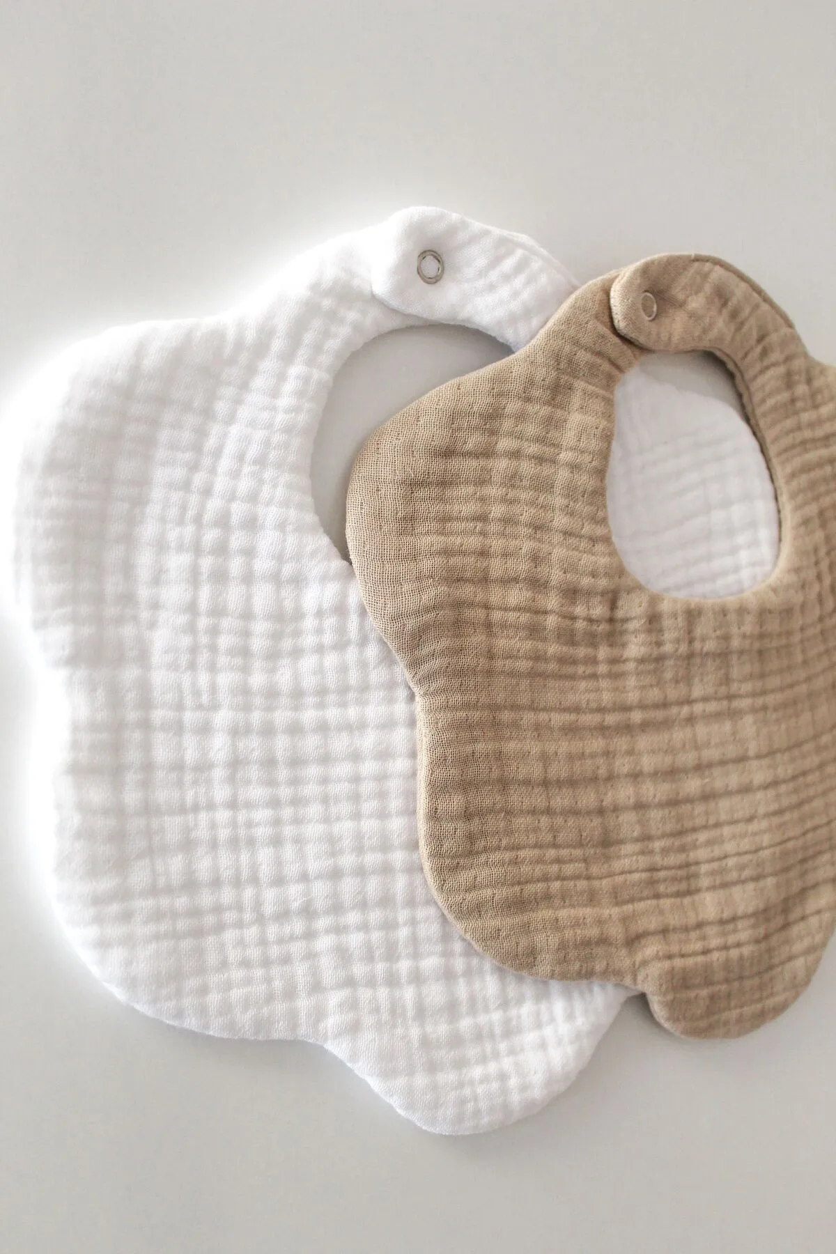 Kum Beji, Beyaz 2'li %100 Pamuklu Organik 8 Katlı Müslin Bebek Önlüğü