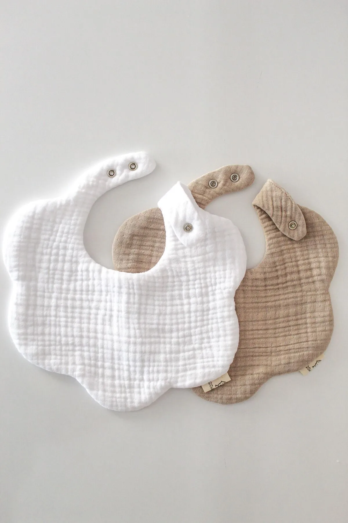 Kum Beji, Beyaz 2'li %100 Pamuklu Organik 8 Katlı Müslin Bebek Önlüğü