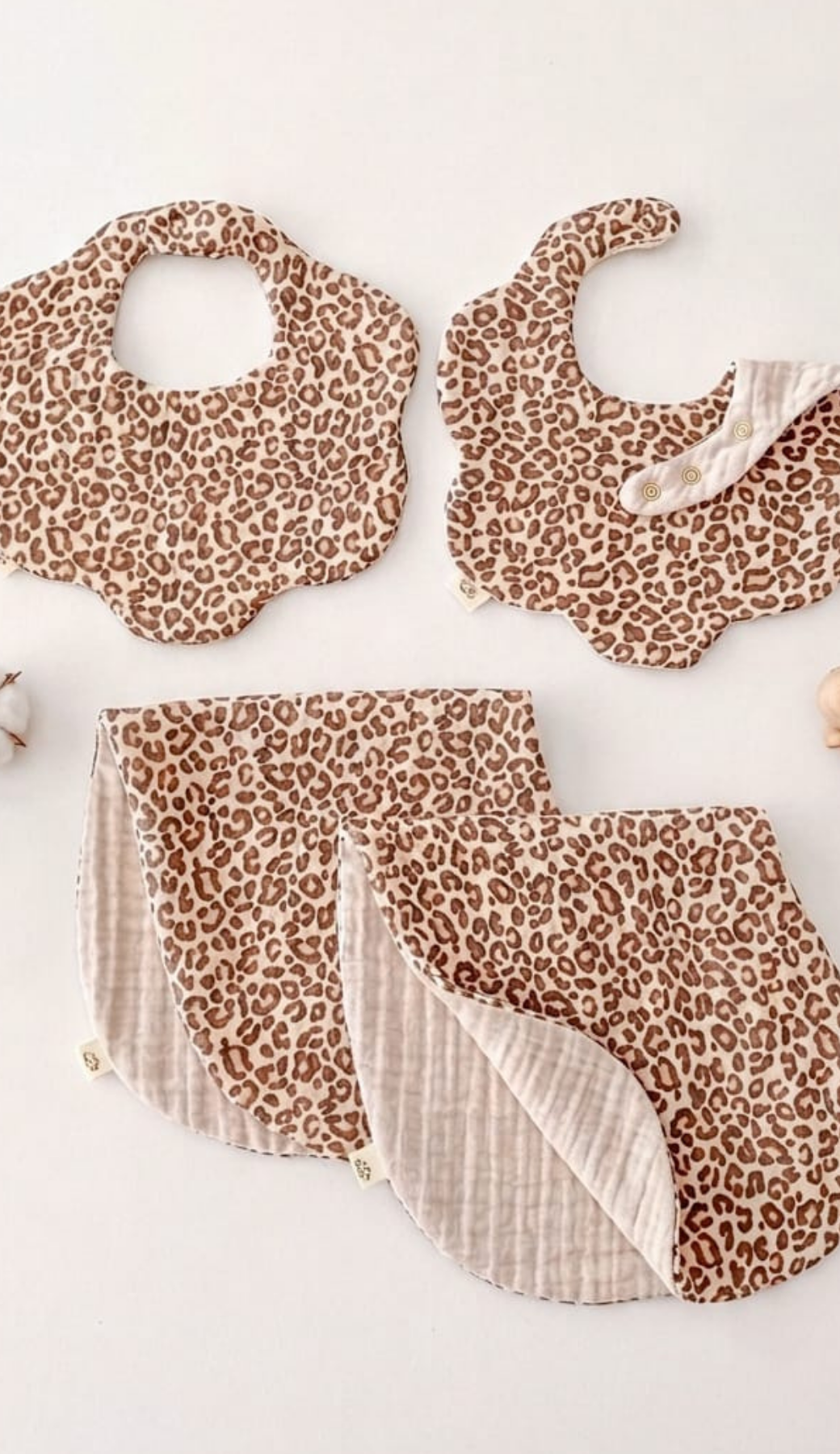 4'lü Leopar-Bej %100 Pamuklu 8 Katlı Müslin Bebek Salya Önlüğü ve Omuz Örtüsü Seti/Nikel Free Çıt